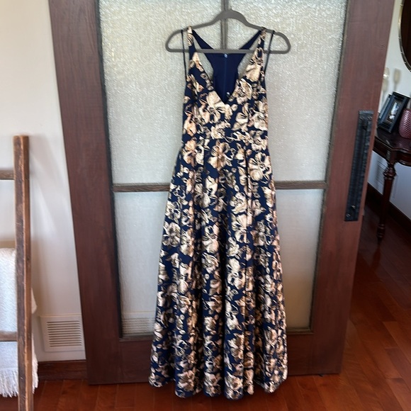 Badgley Mischka
Floral Jacquard Gown size 8 - Picture 8 of 16